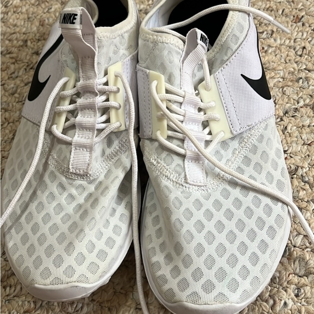 Nike White and Black Women's Athletic Sneakers
